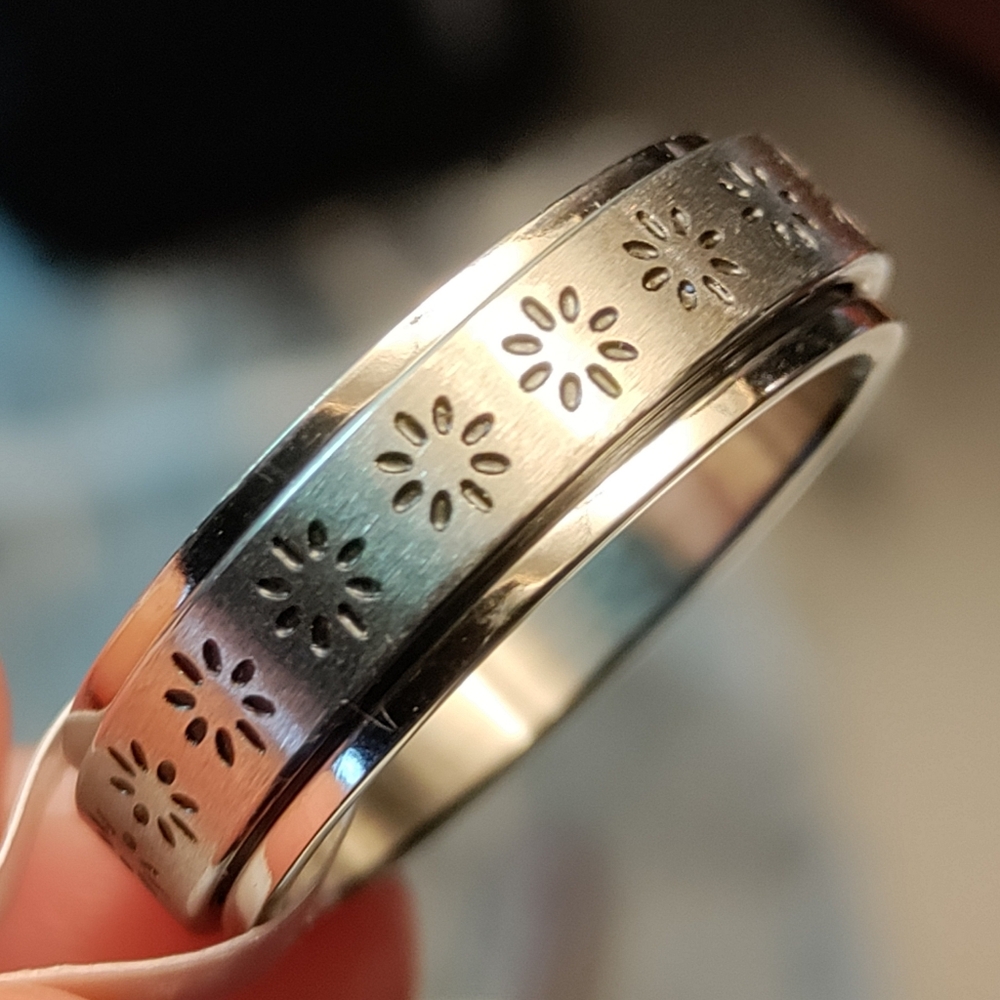 NEW Size 7 Silver Floral Pattern Spinner Fidget Ring